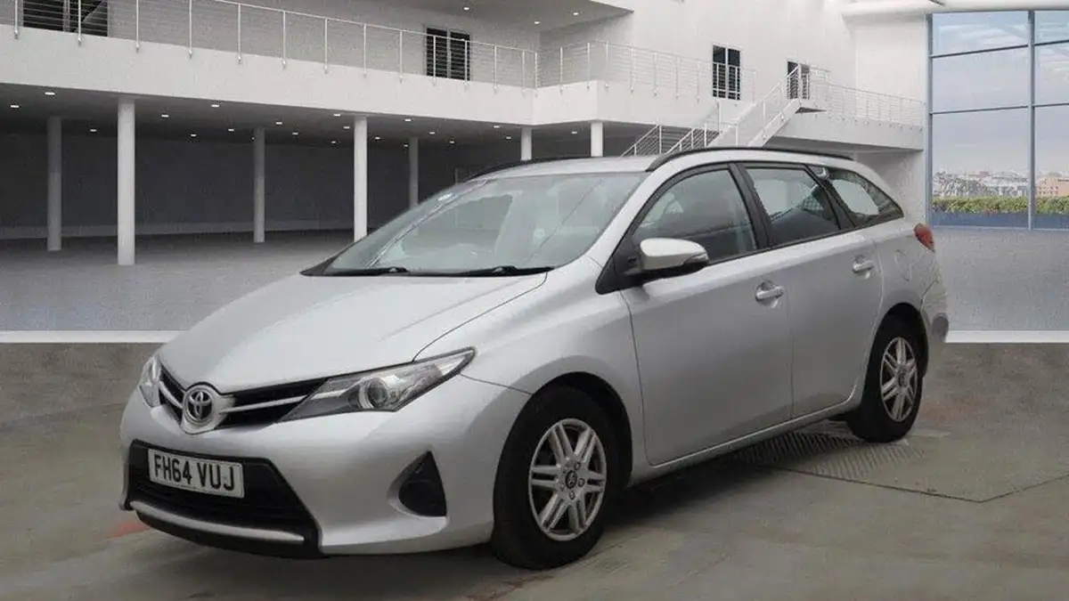 2015-toyota-auris-14td-active-touring-sports-big-2