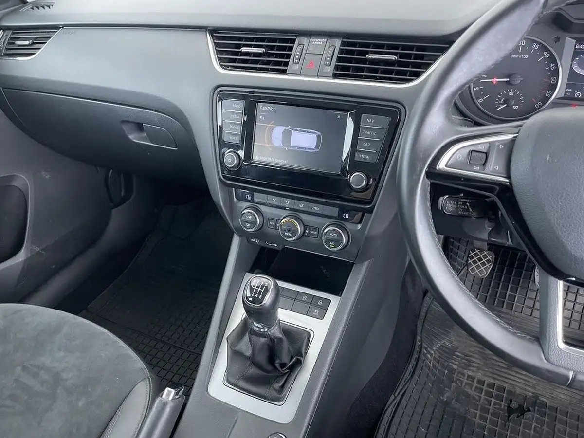 2015-skoda-octavia-20tdi-se-l-estate-big-44
