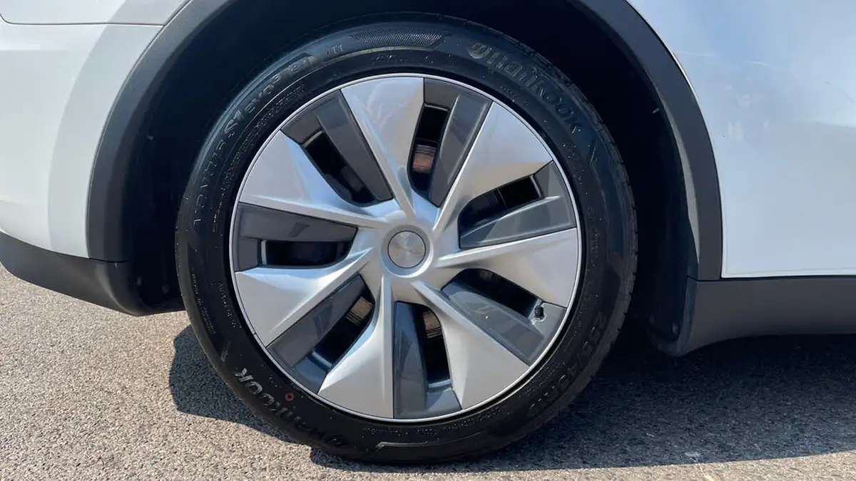 2024-tesla-model-y-e-rwd-big-18