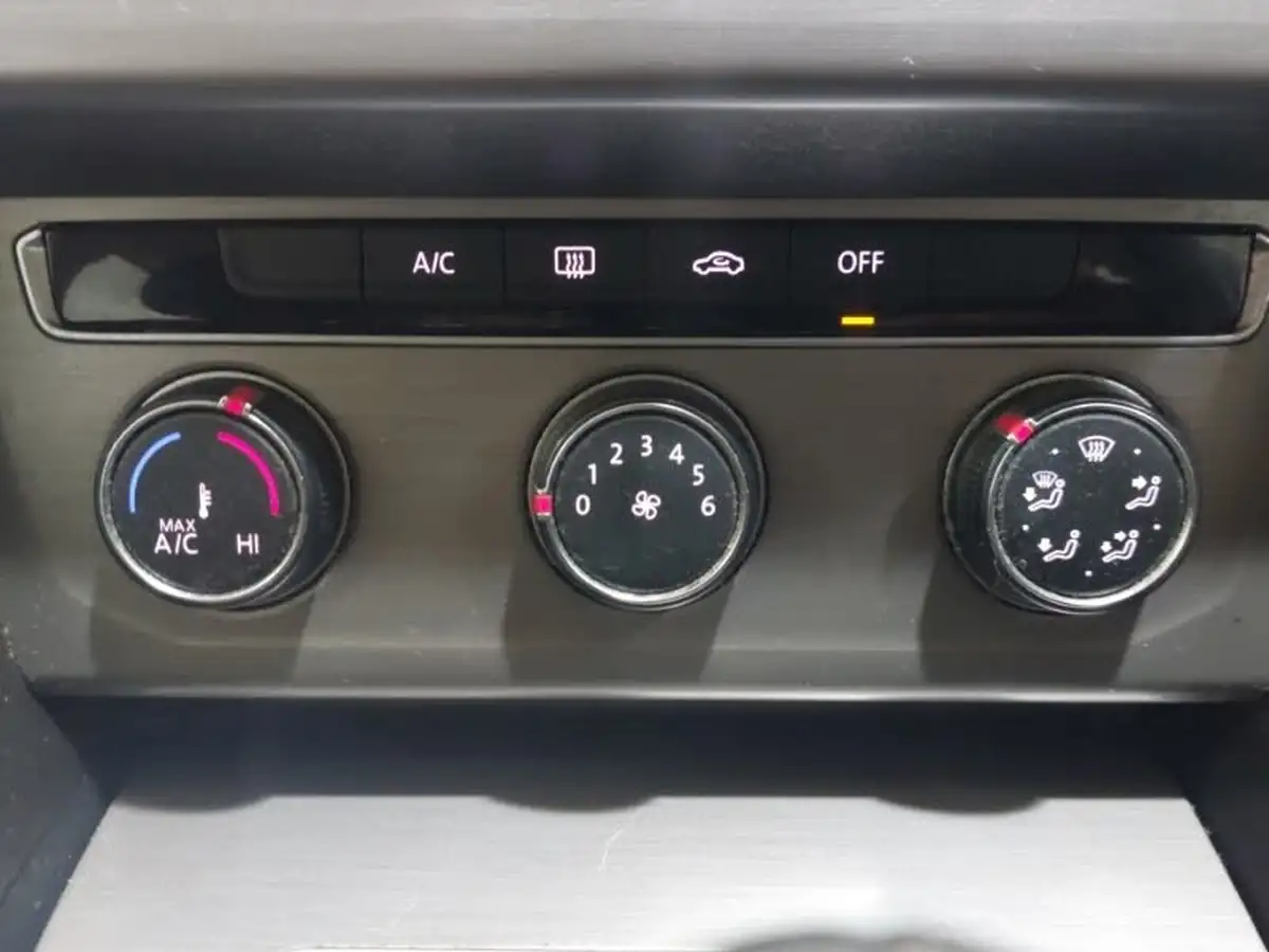 2015-volkswagen-passat-16tdi-bmtss-saloon-4d-big-14