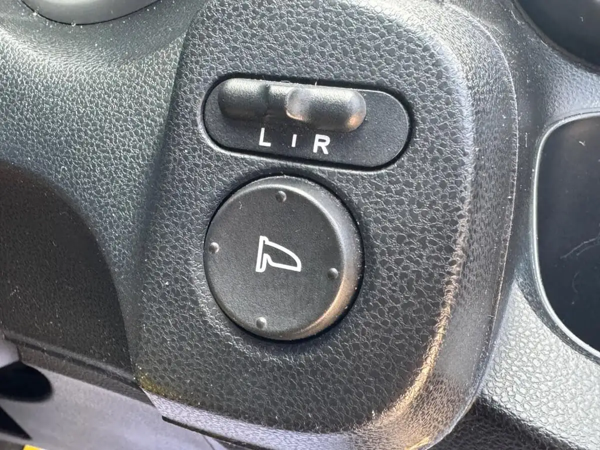 2010-honda-jazz-12-s-big-19