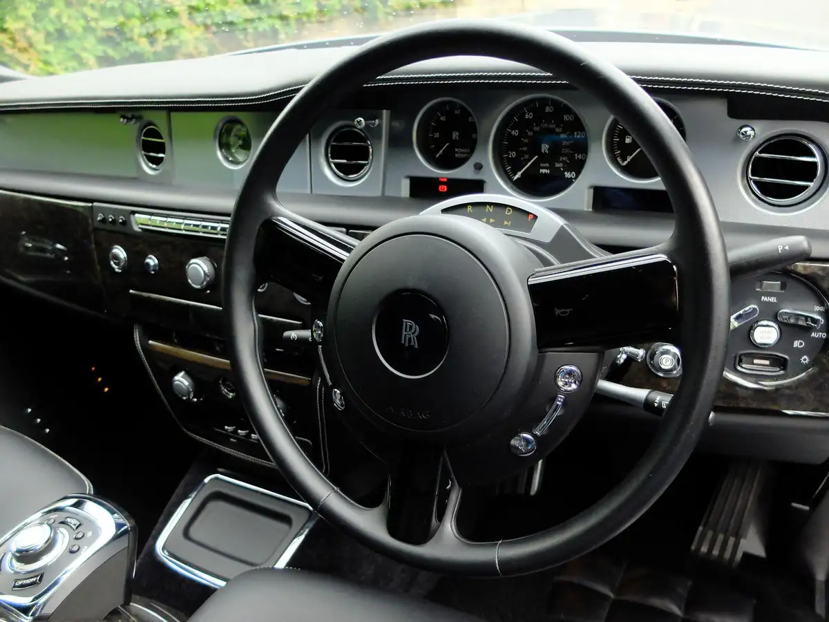 2016-rolls-royce-phantom-67-coupe-2d-big-7