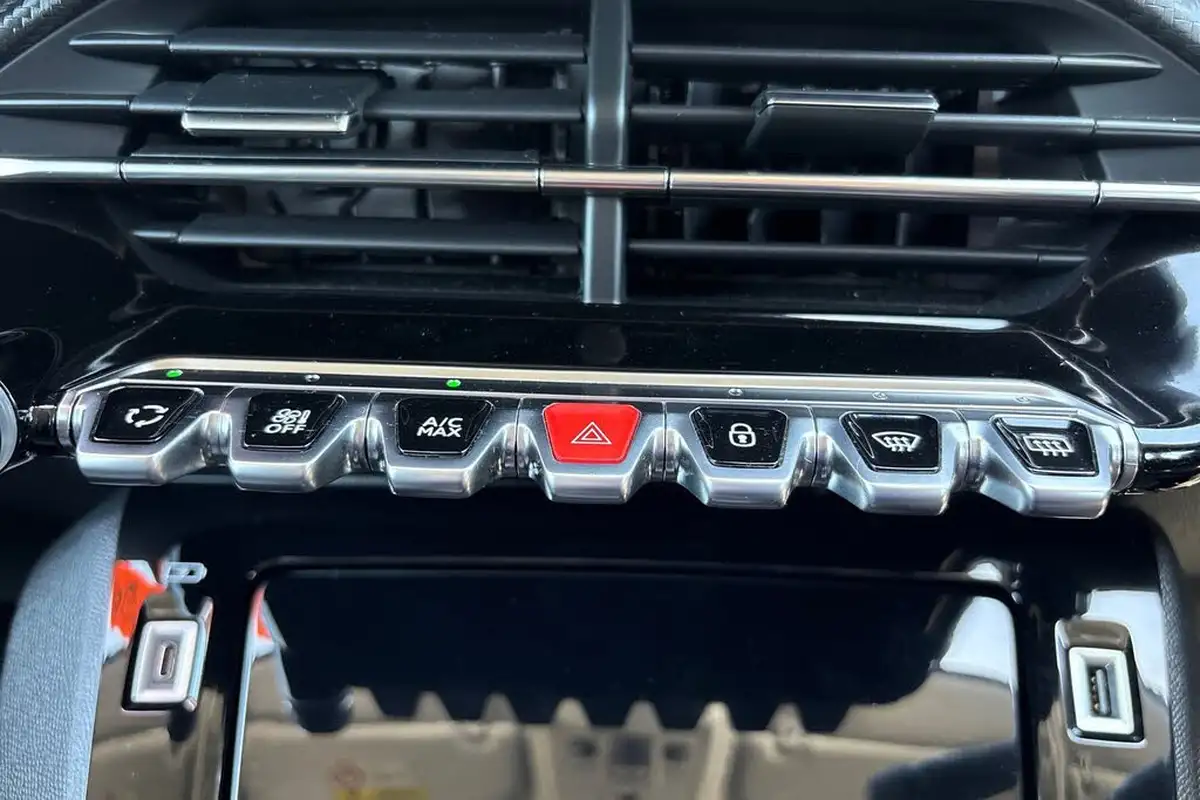 2021-peugeot-208-12-puretech-allure-100bhp-big-27