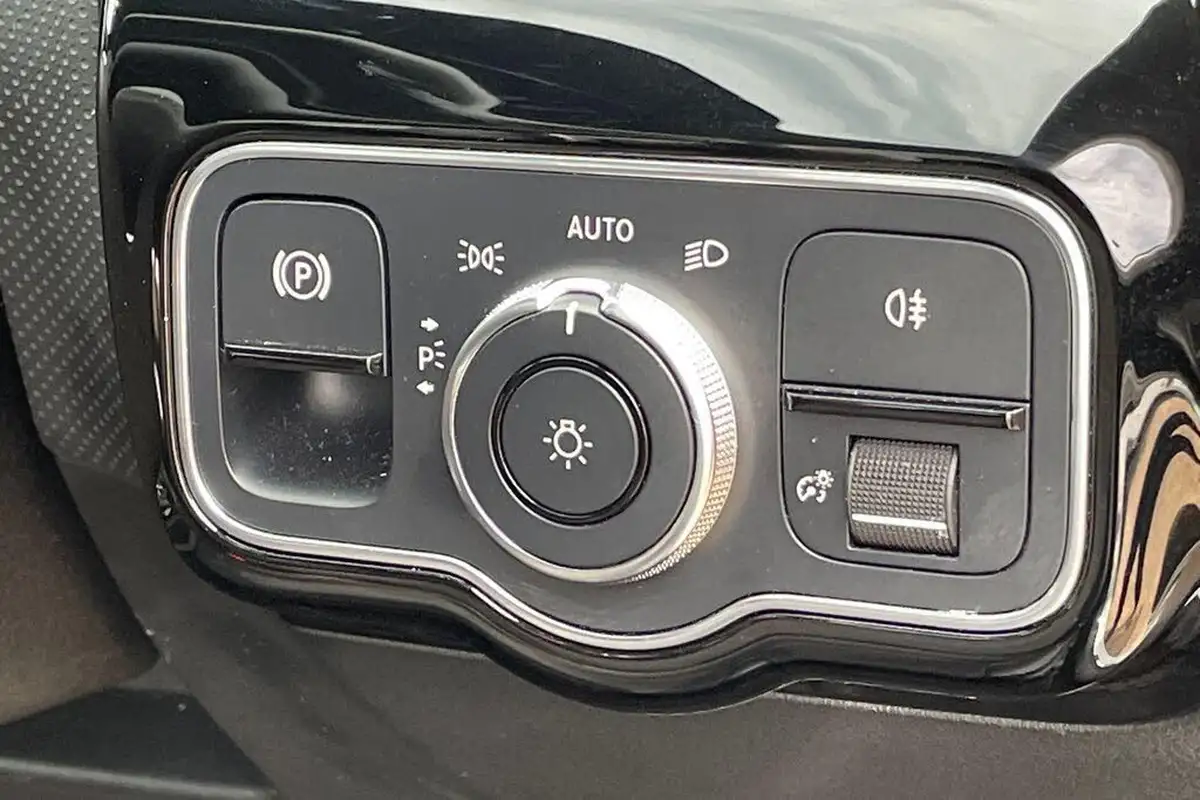 2021-mercedes-benz-a-class-13-a200-exclusive-edition-7g-dct-big-44