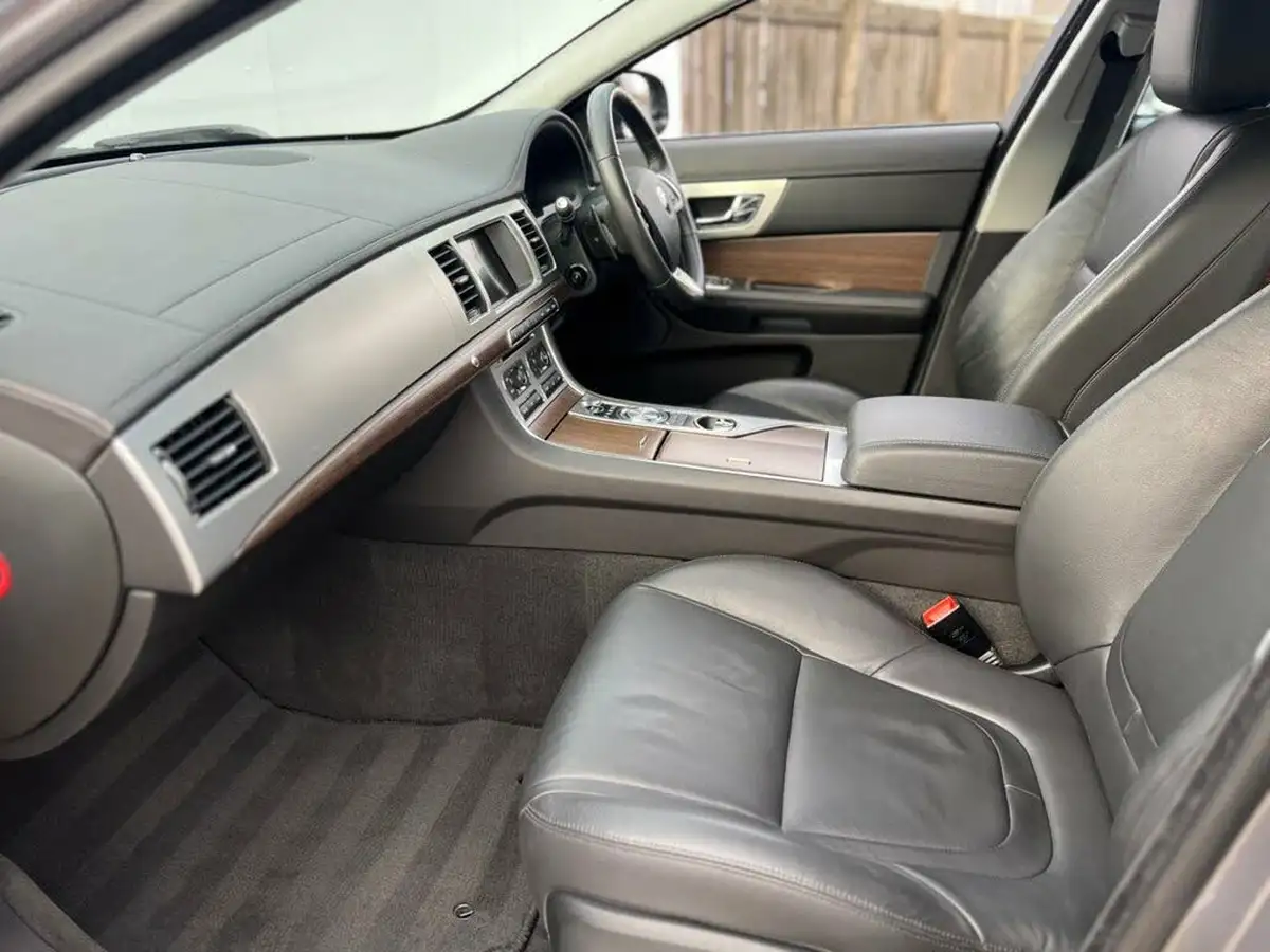2015-jaguar-xf-22td-luxury-200ps-saloon-4d-big-24