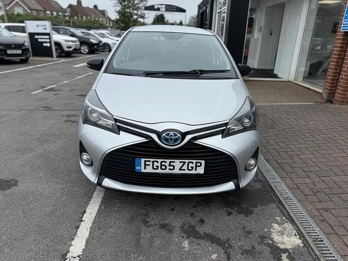 2015-toyota-yaris-15-vvt-i-sport-hybrid-big-1