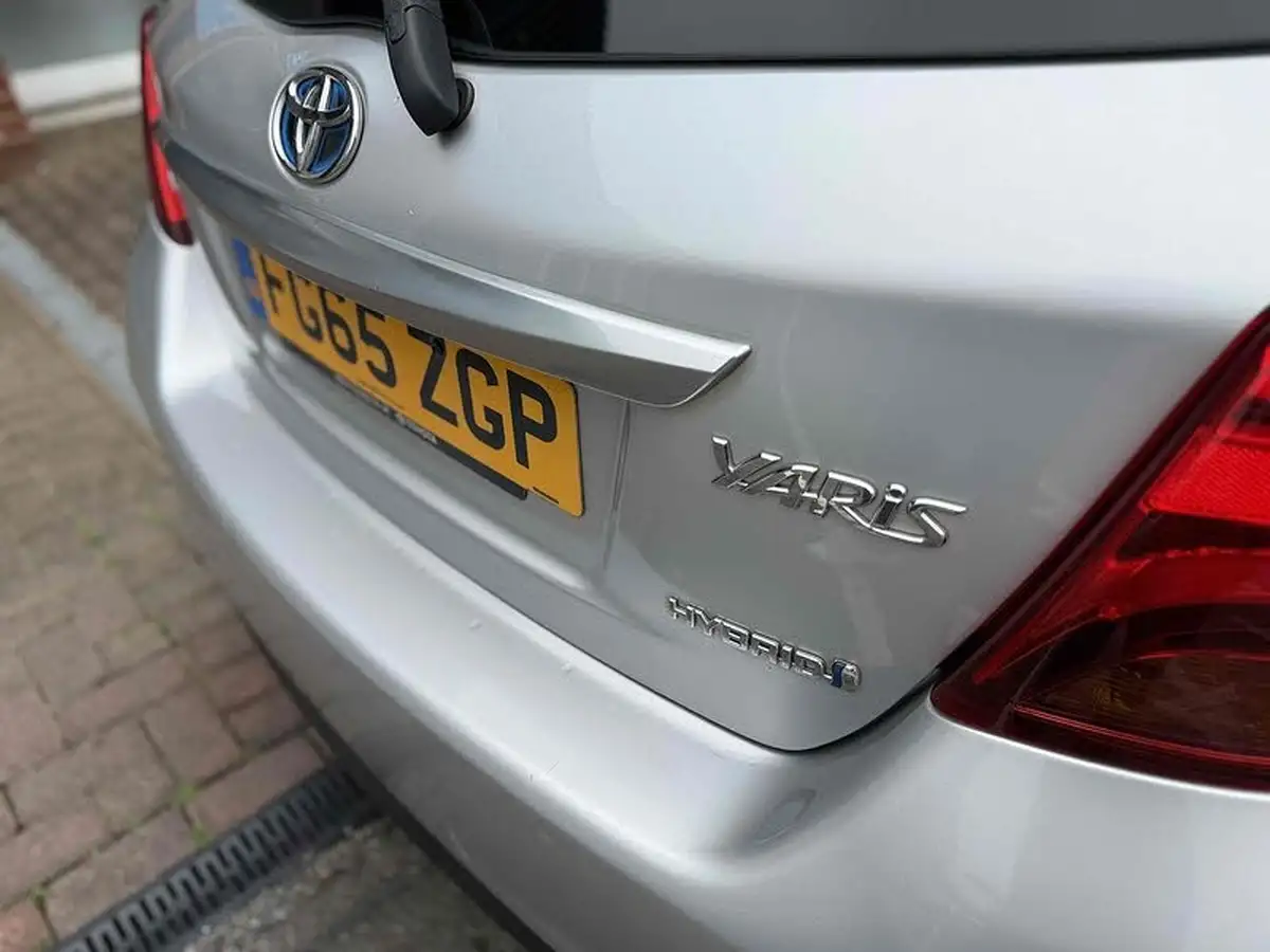 2015-toyota-yaris-15-vvt-i-sport-hybrid-big-25