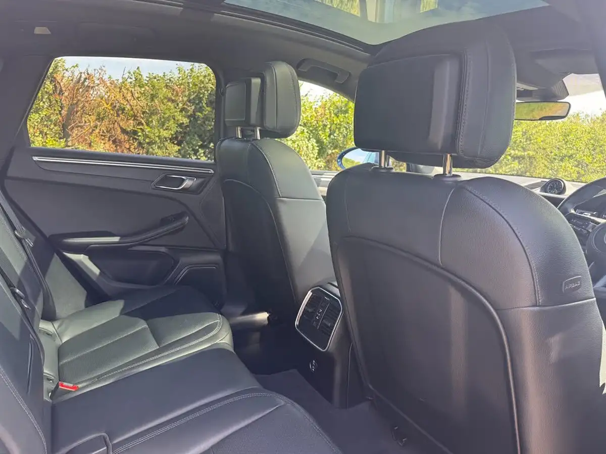 2023-porsche-macan-20-big-15