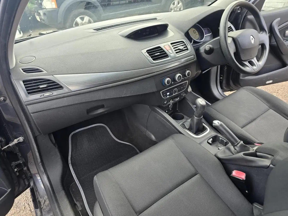 2010-renault-megane-15td-expression-15dci-86bhp-coupe-2d-big-11