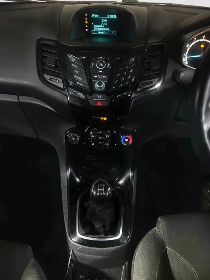 2015-ford-fiesta-125-zetec-3d-big-23