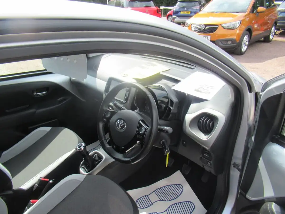 2017-toyota-aygo-10-vvt-i-x-play-71bhp-5d-big-8
