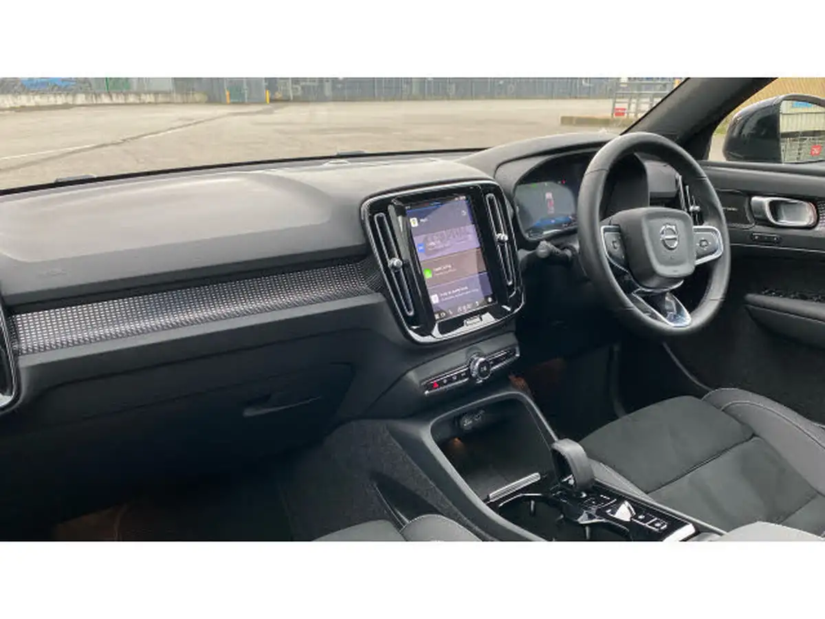 2024-volvo-xc40-20-b3-ultra-black-edition-big-3