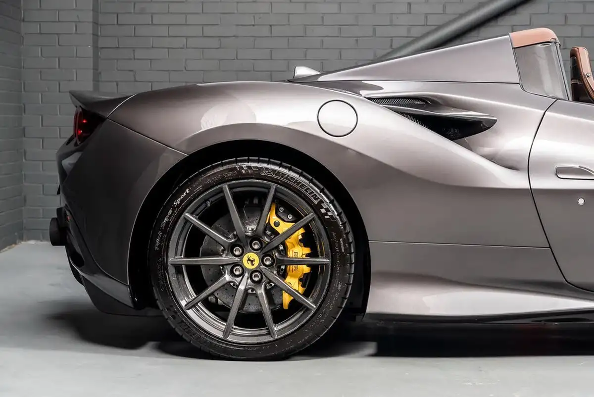 2021-ferrari-f8-spider-big-23