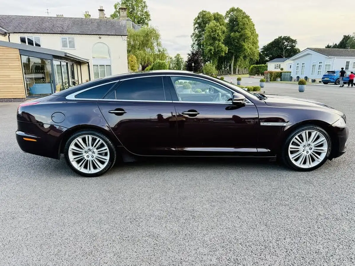 2010-jaguar-xj-series-30td-xj-portfolio-big-8