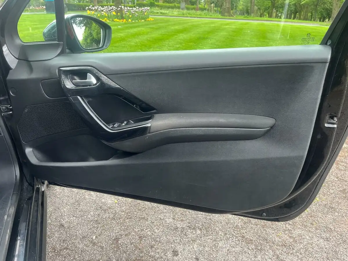 2015-peugeot-208-12-style-puretech-3d-big-20