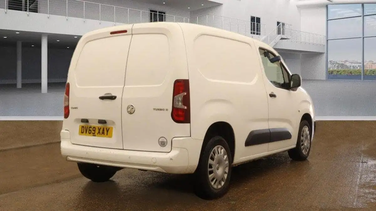 2019-vauxhall-combo-15cdti-sportive-2300-16v-100pseu6dt-l1h1-panel-big-3