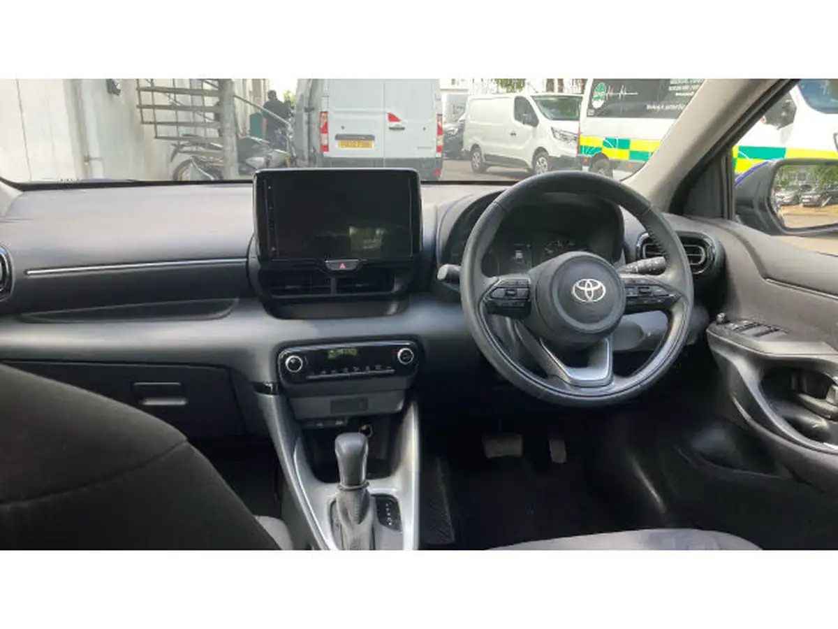 2024-toyota-yaris-15-vvt-i-icon-big-9