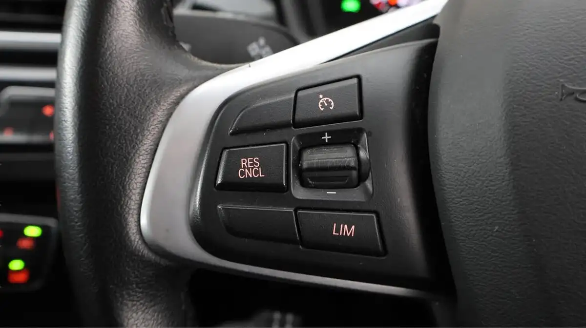 2021-bmw-x1-20td-sdrive18d-xline-big-23
