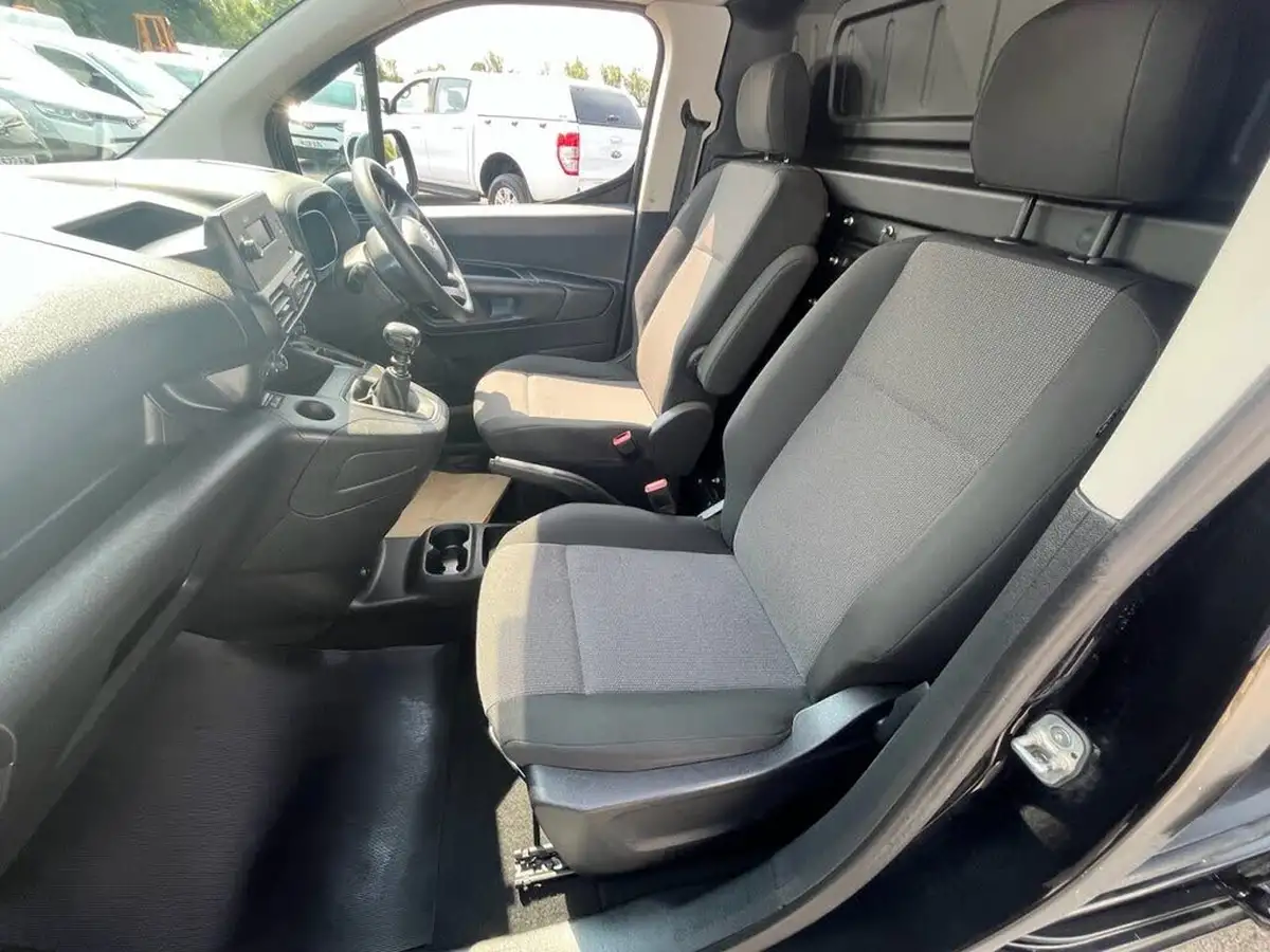 2022-toyota-proace-city-15d-active-big-12
