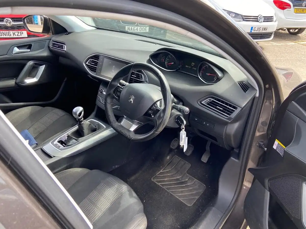 2015-peugeot-308-16-bluehdi-allure-16-bluehdi-big-10