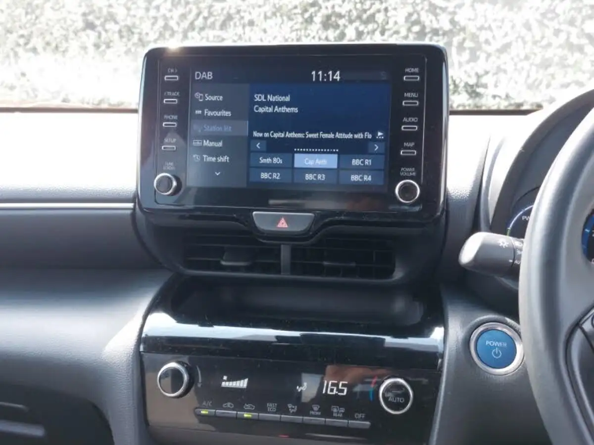 2021-toyota-yaris-15-vvt-i-design-panoramic-roof-big-9