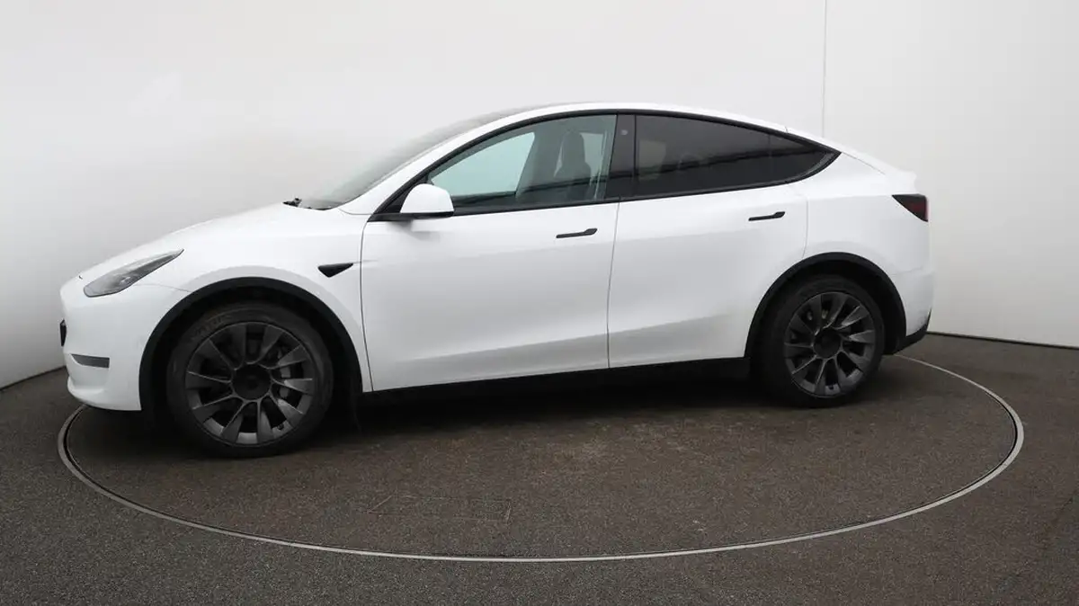 2022-tesla-model-y-e-long-range-big-65