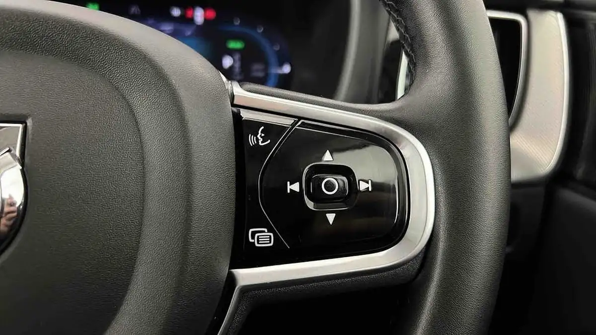 2023-volvo-xc60-20-b5-plus-big-18