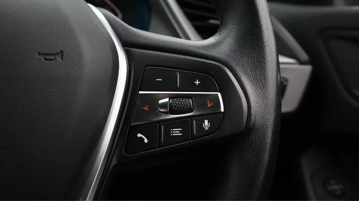 2021-bmw-1-series-15-118i-se-lcp-dct-big-26