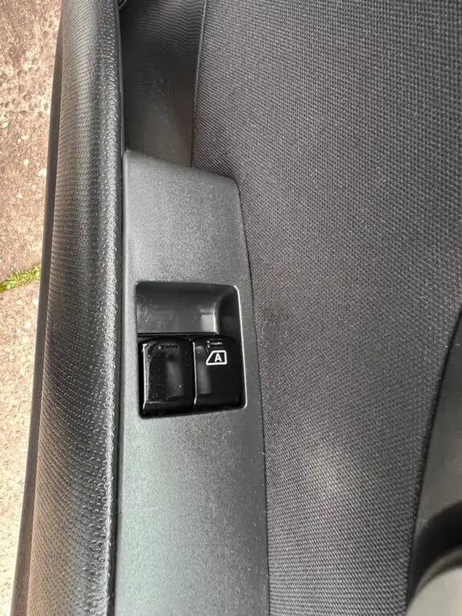 2010-nissan-micra-12-n-tec-5d-big-44