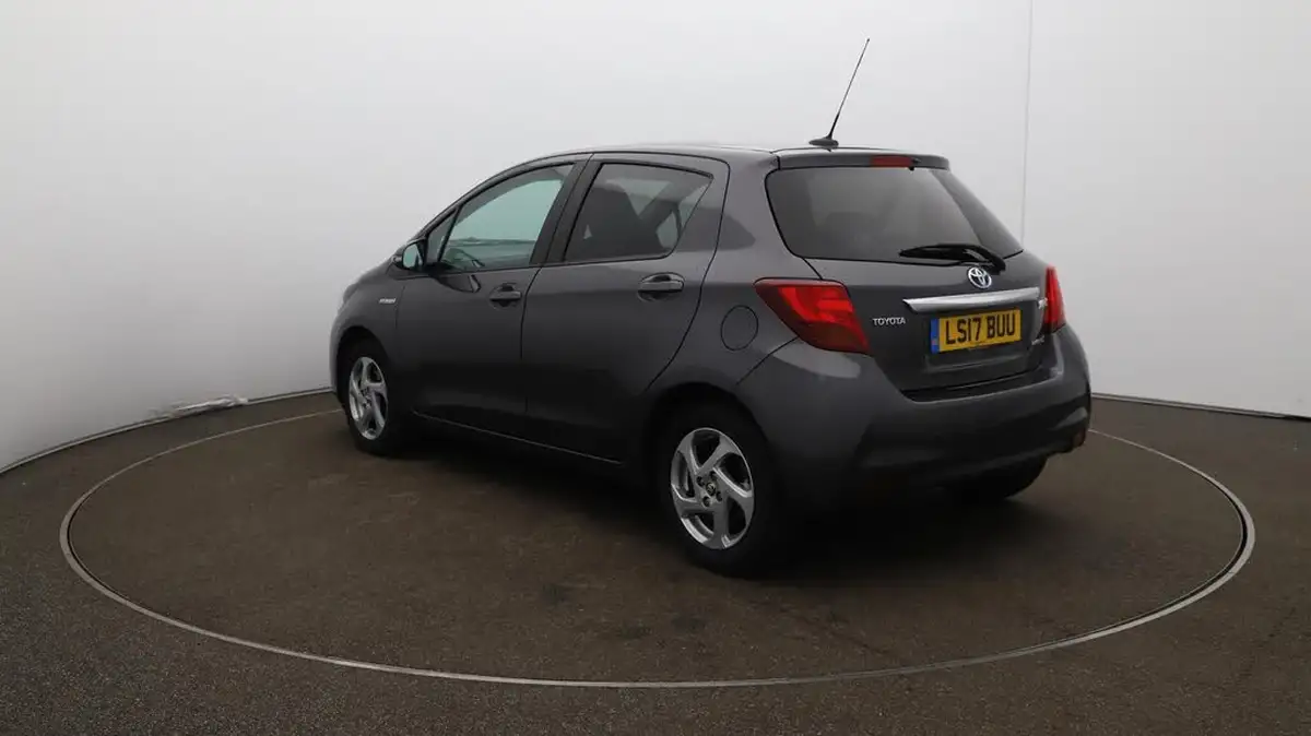 2017-toyota-yaris-15-vvt-i-icon-hybrid-big-62
