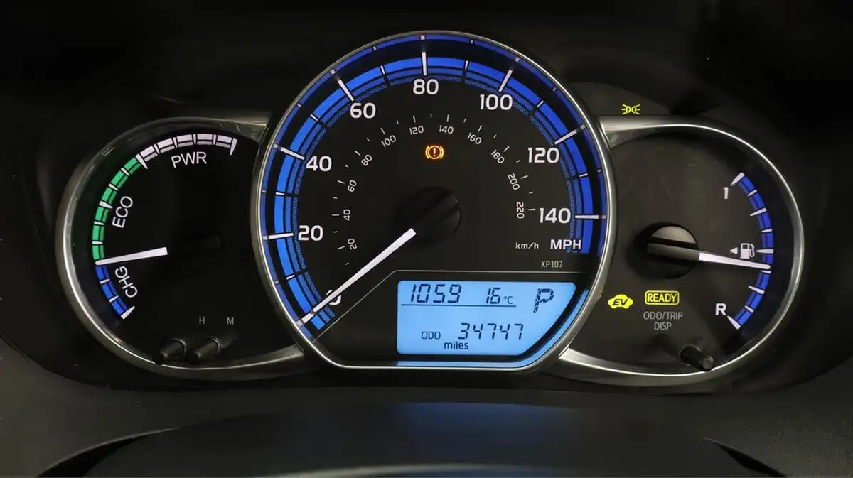 2017-toyota-yaris-15-vvt-i-icon-hybrid-big-10