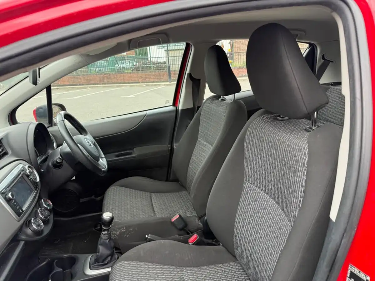 2013-toyota-yaris-133-tr-vvt-i-5d-big-27