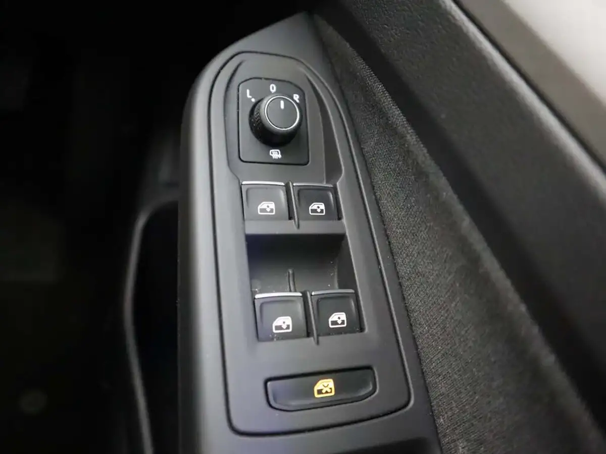 2023-volkswagen-golf-15-etsi-life-130ps-estate-big-38
