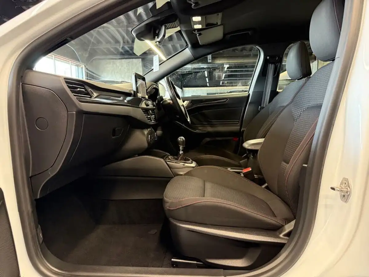2019-ford-focus-15t-st-line-estate-big-31