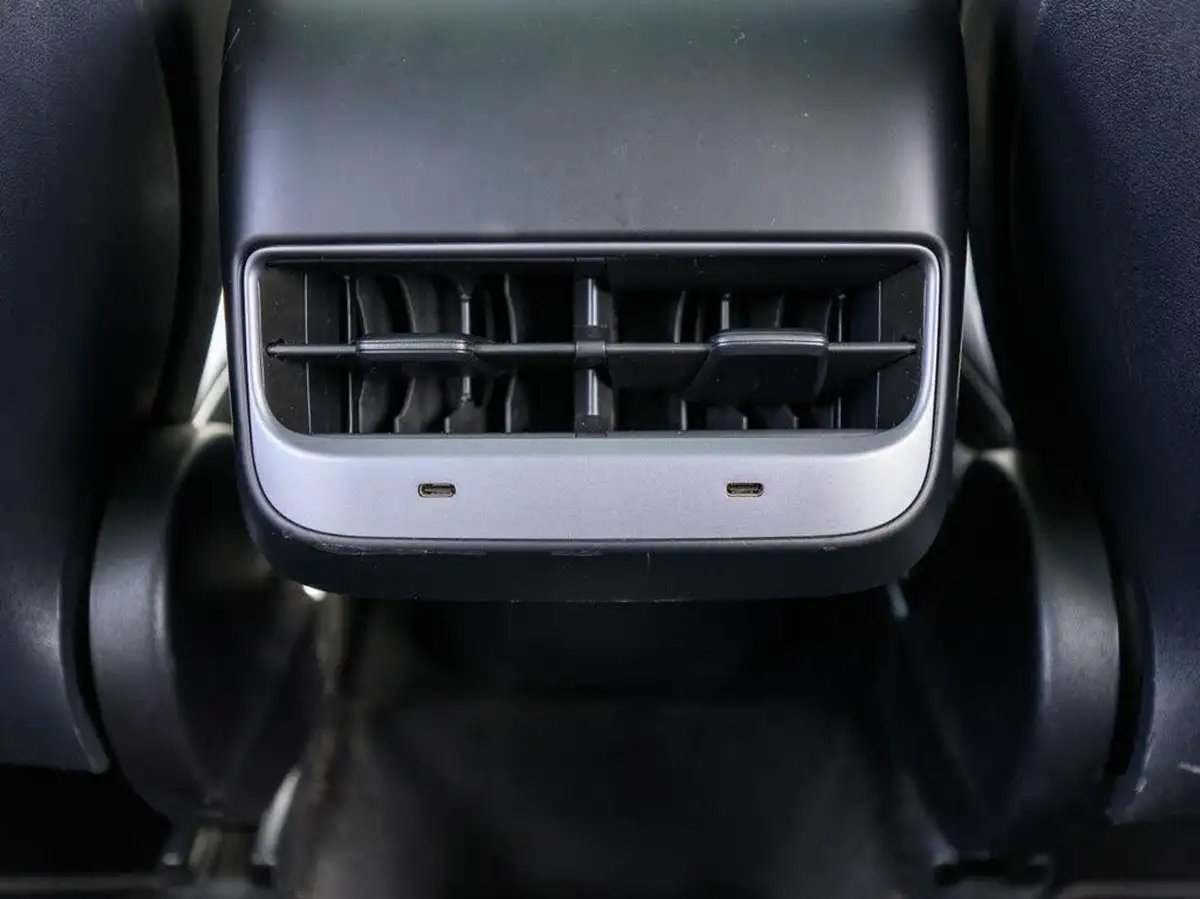 2023-tesla-model-y-e-long-range-big-15