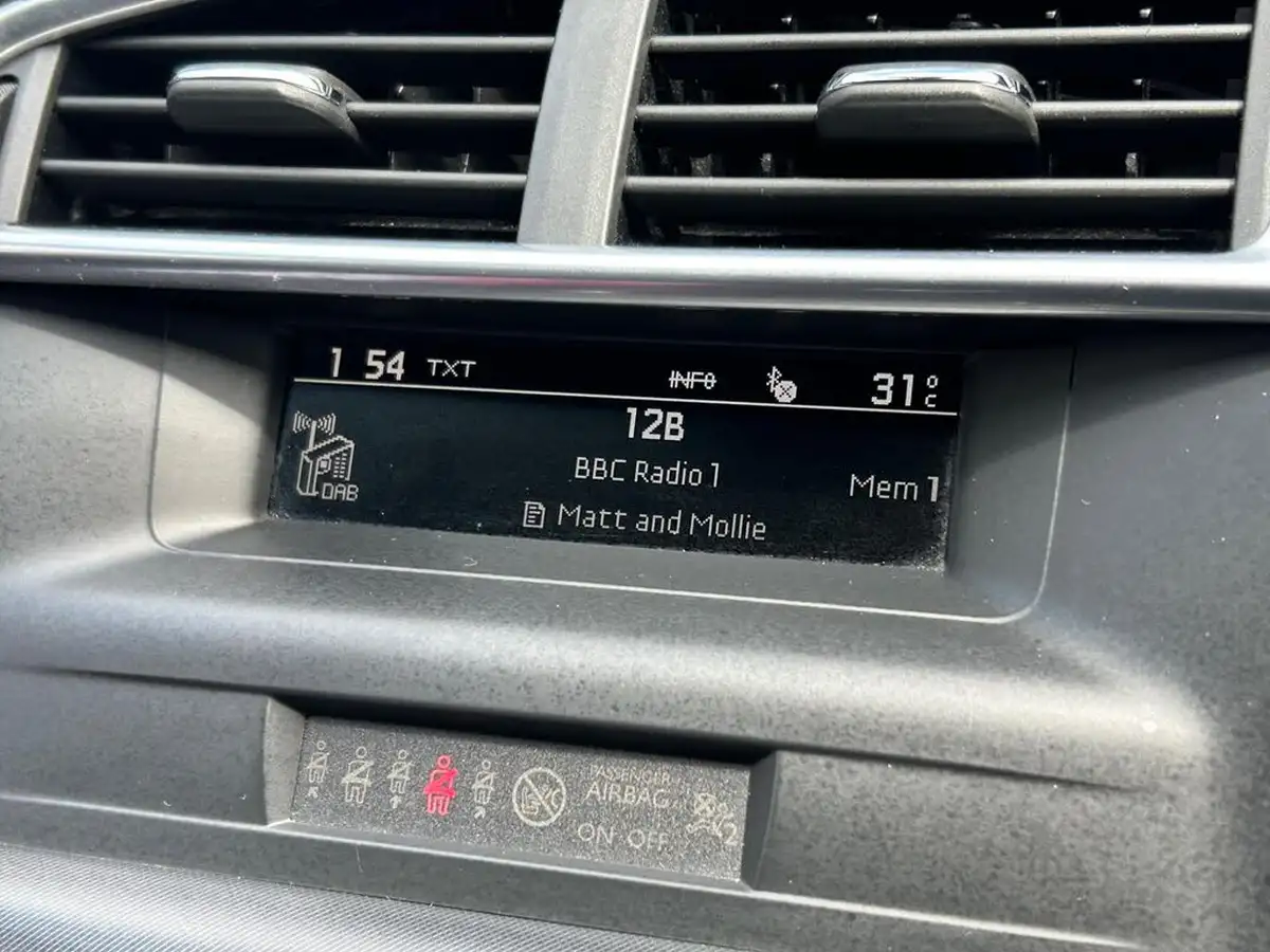 2013-citroen-ds4-20hdi-dsport-big-27