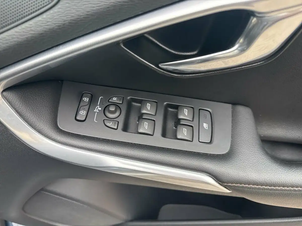 2018-volvo-v40-20td-d2-cross-country-pro-big-38