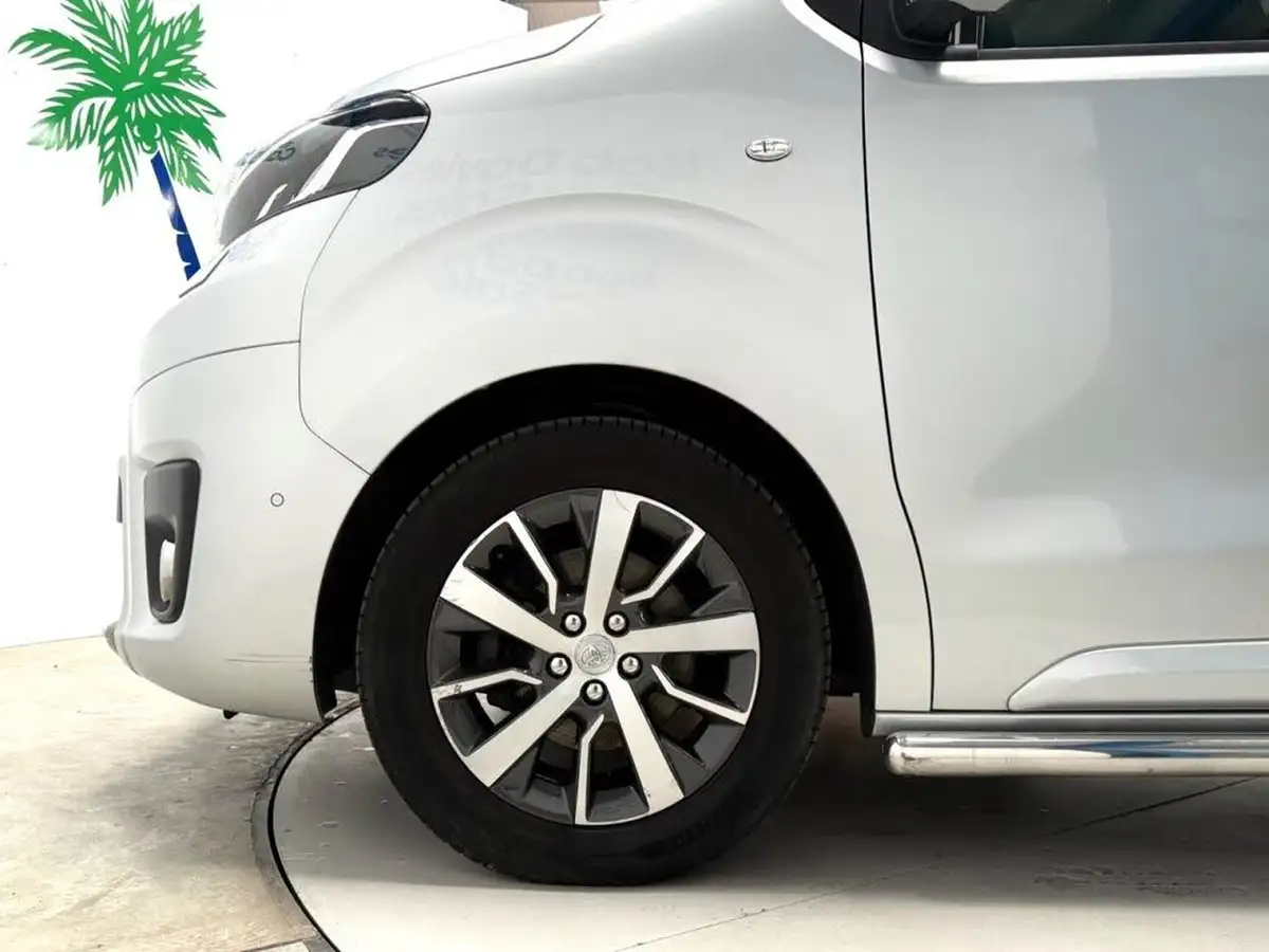 2019-toyota-proace-20d-design-medium-120hpeu6-panel-big-13