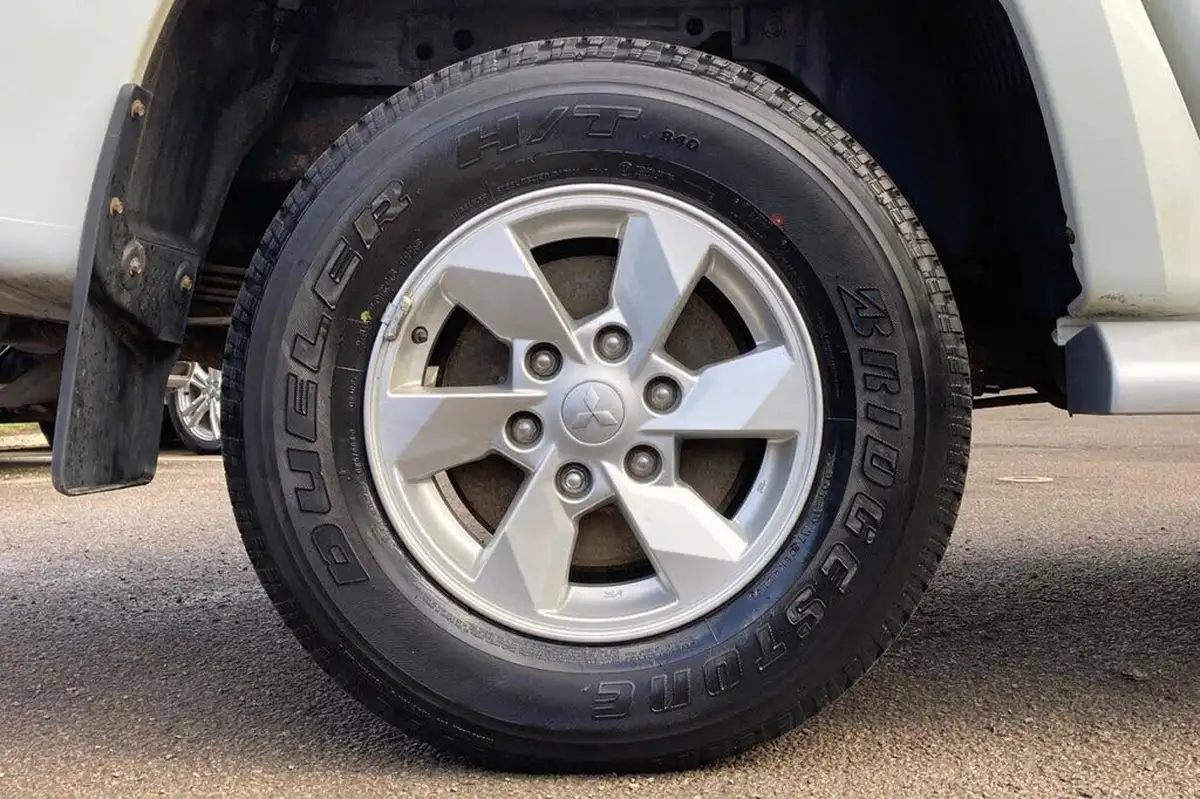 2021-mitsubishi-l200-22di-d-4-life-double-pickup-big-25