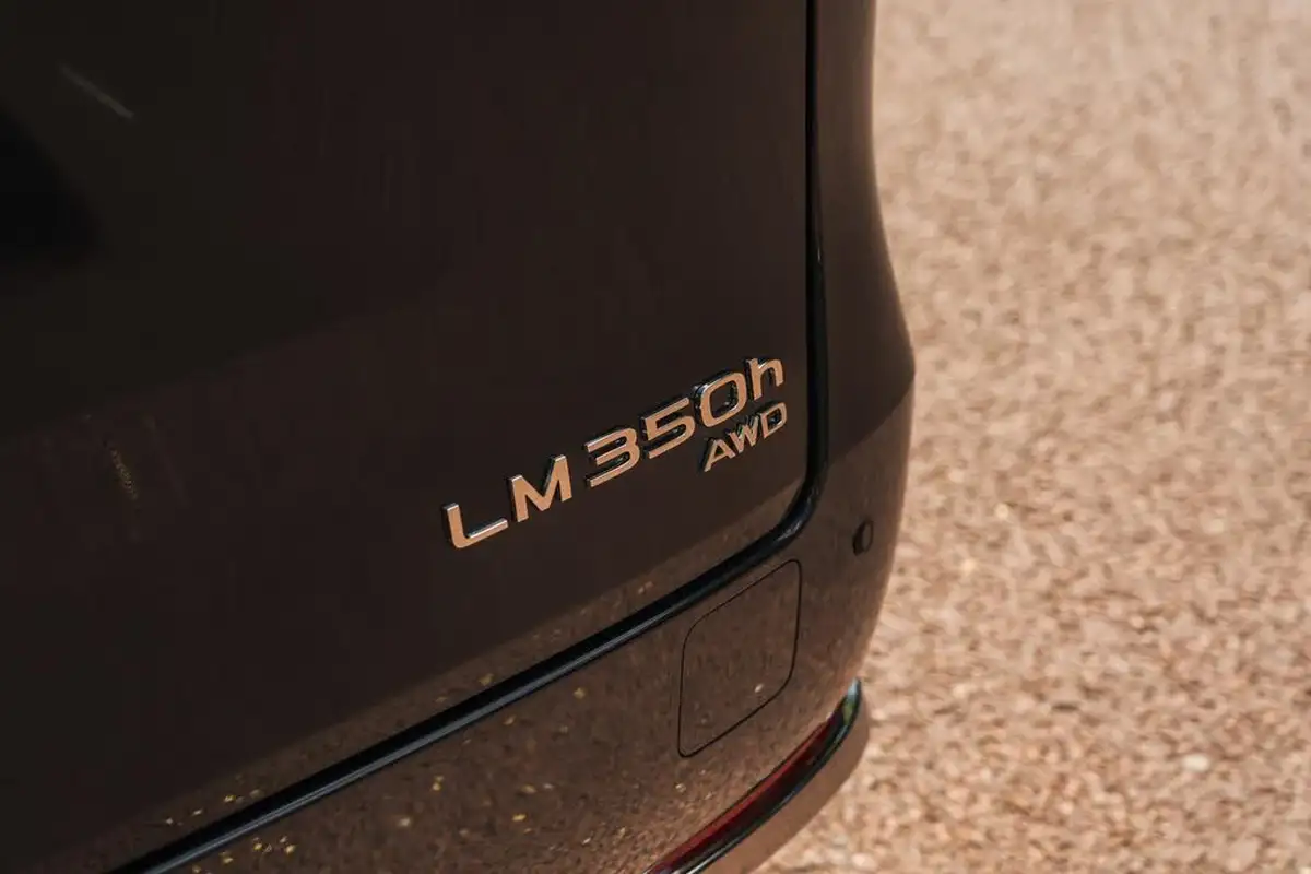 2025-lexus-lm-350h-25-awd-big-13
