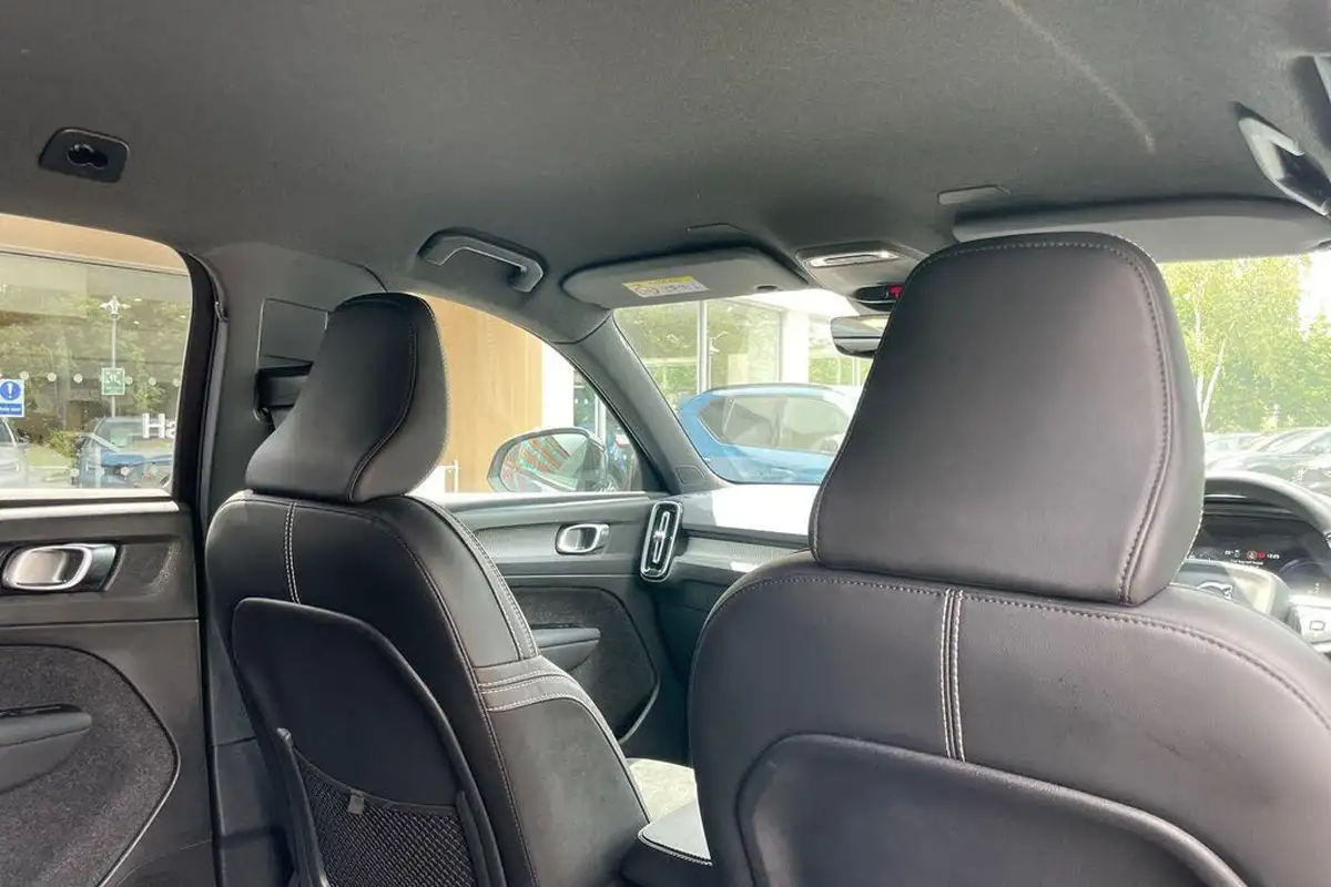 2022-volvo-xc40-15-t4-r-design-big-22