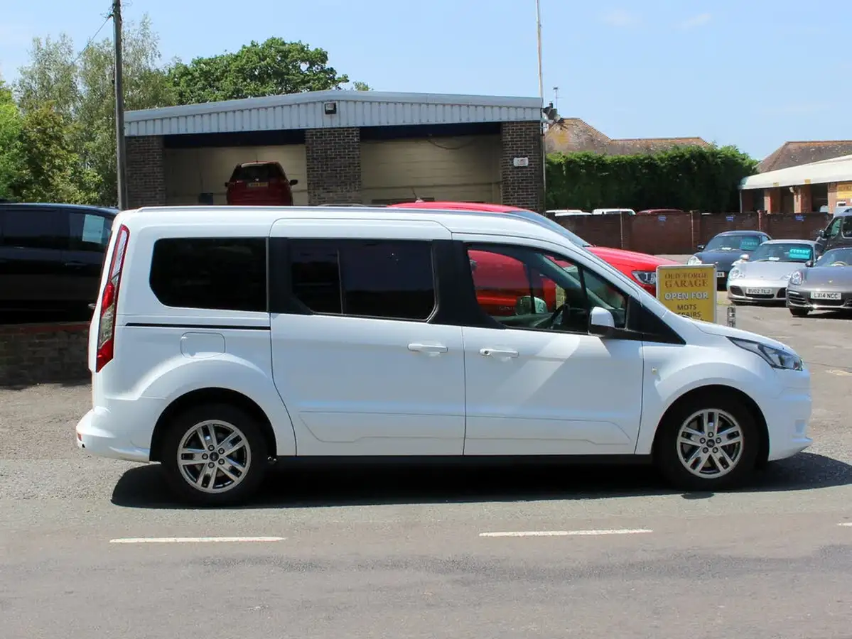 2020-ford-grand-tourneo-connect-15-titanium-powershift-big-5