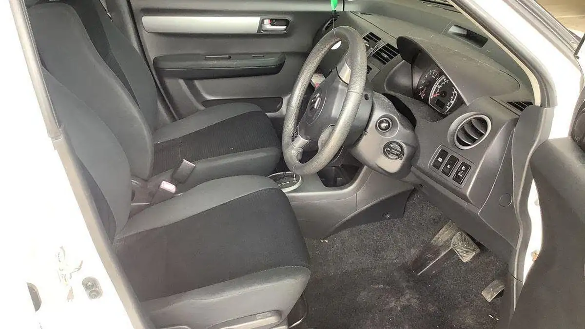 2010-suzuki-swift-15-sz4-big-7