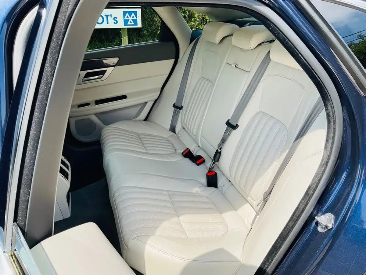 2015-jaguar-xf-20td-portfolio-180ps-auto-big-24