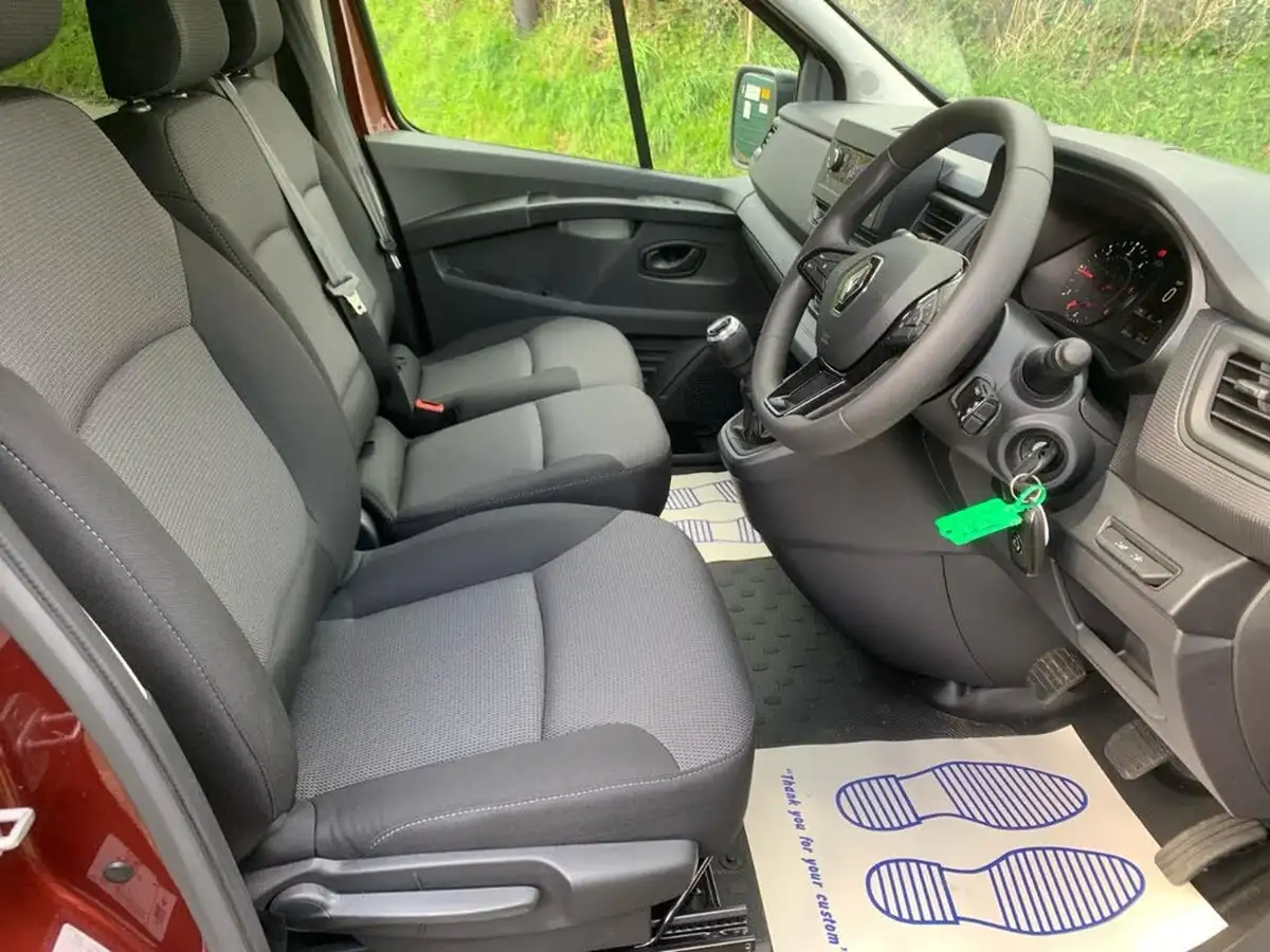 2023-renault-trafic-passenger-20-blue-dci-sl28-110-business-big-12