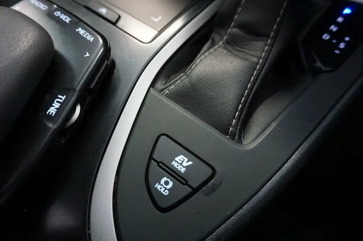 2019-lexus-ux-250h-20-ux-big-23