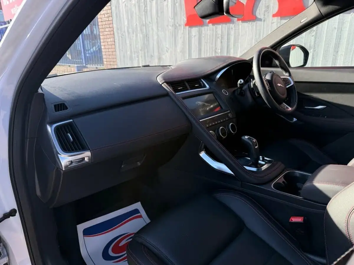 2020-jaguar-e-pace-20-i4d-chequered-flag-180ps-big-39
