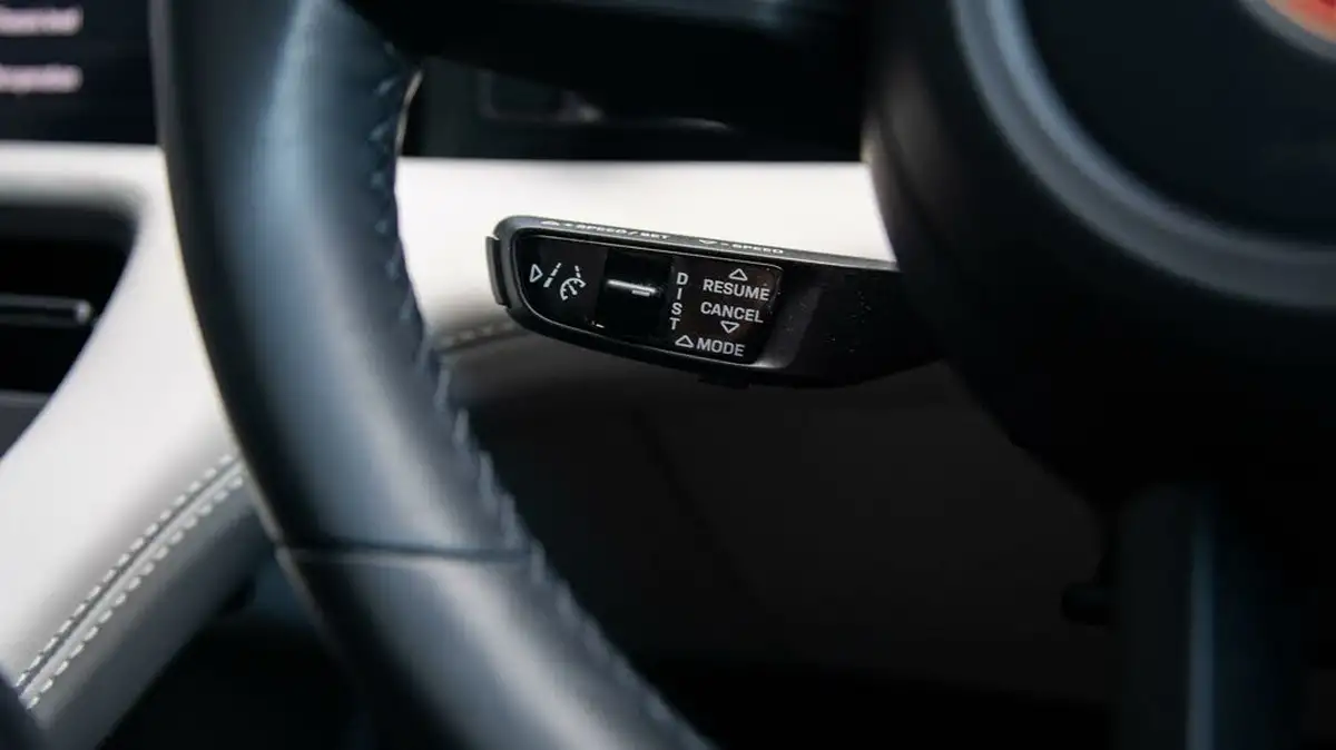 2023-porsche-taycan-e-4s-cross-turismo-big-60