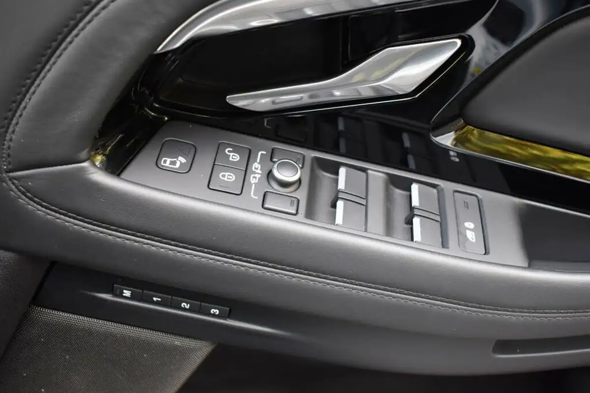 2019-land-rover-range-rover-evoque-20-p300-r-dynamic-hse-big-21