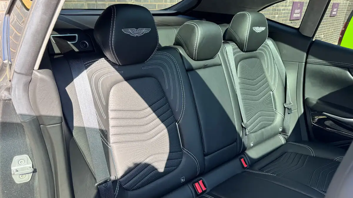 2021-aston-martin-dbx-40-v8-big-15